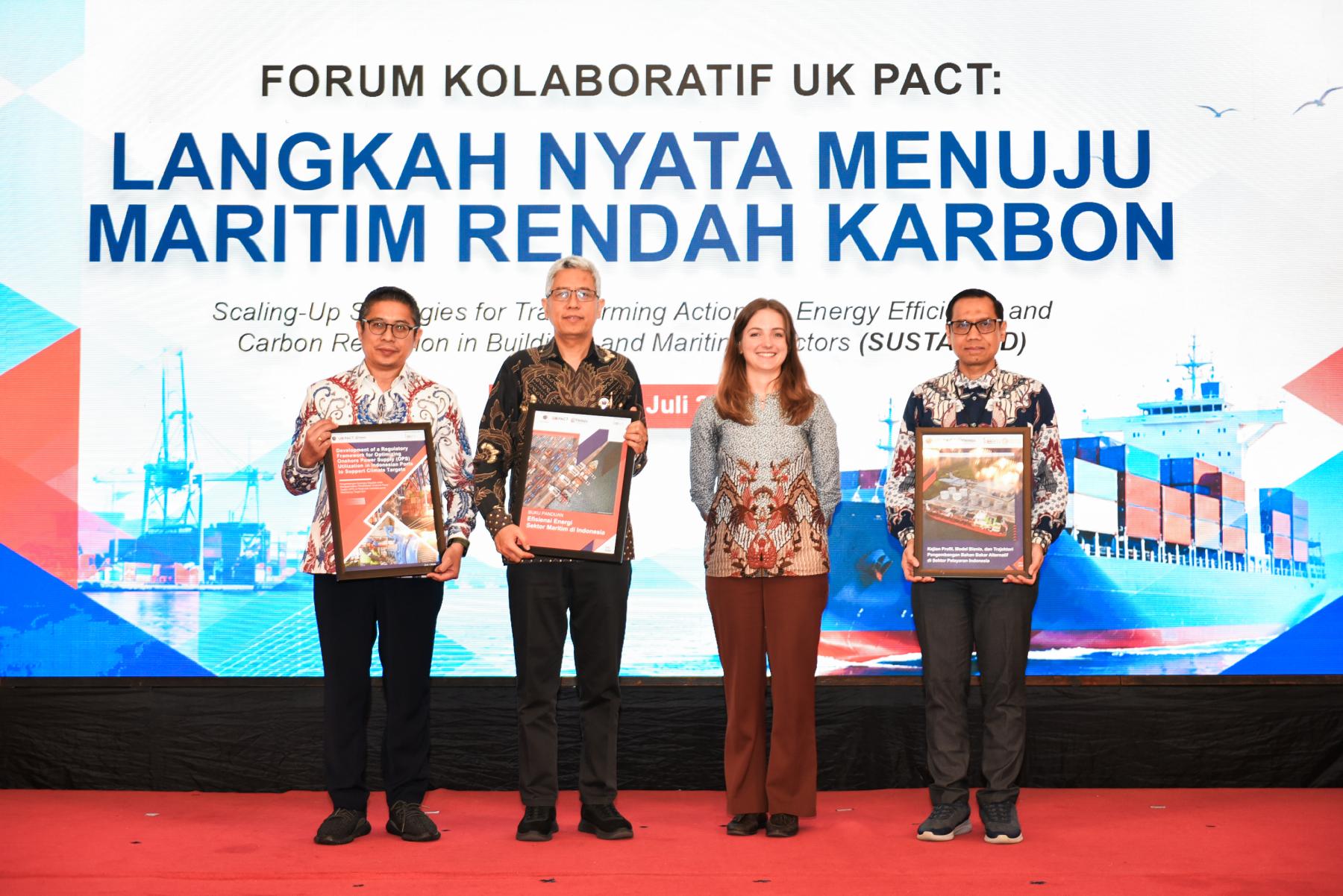 Akselerasi transisi menuju ekosistem maritim rendah karbon. (Kiri-kanan) Direktur Utama PT Energi Pelabuhan Indonesia (Pelindo Group) Andriyuda Siahaan, Sekretaris Direktorat Jenderal Perhubungan Laut Lollan Panjaitan, Deputy Head of Low Carbon Infrastructure British Embassy Jakarta Phoebe Rimmer, dan Vice President Manajemen Risiko & ESG PT Pelni Tatang Ruskianta Dasuki, dalam penyerahan simbolis Buku Panduan Efisiensi Energi Sektor Maritim, Kajian Bahan Bakar Alternatif, serta Kajian Optimalisasi Onshore Power Supply (OPS) pada Forum Kolaboratif di Jakarta, Selasa (14/7).